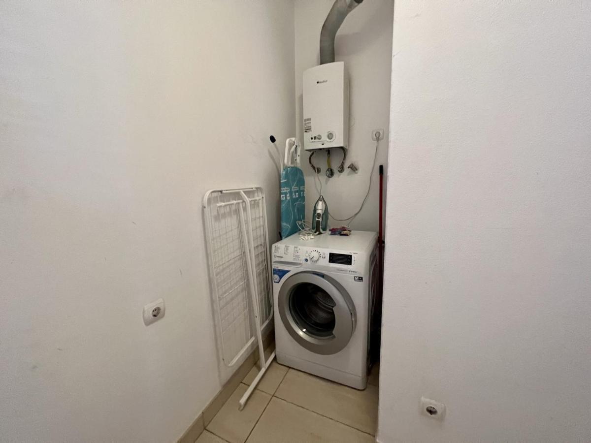 Apartment Victoria Gardens With Pool By Homing